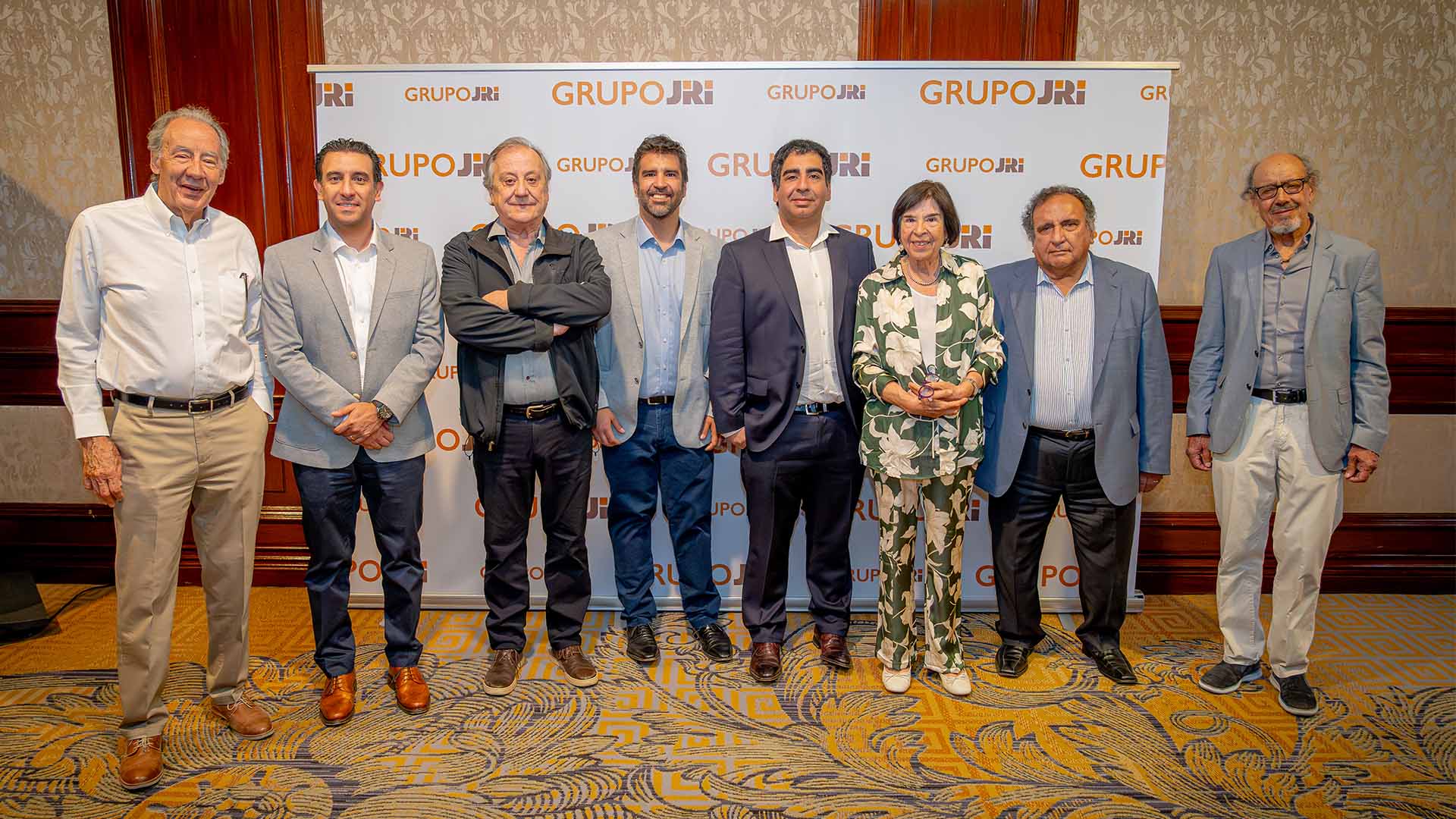 Evento de presentación del Grupo JRI, destacando la reestructuración y creación del holding empresarial.