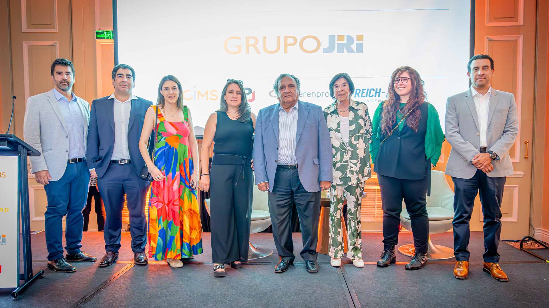 Evento de presentación del Grupo JRI, destacando la reestructuración y creación del holding empresarial.
