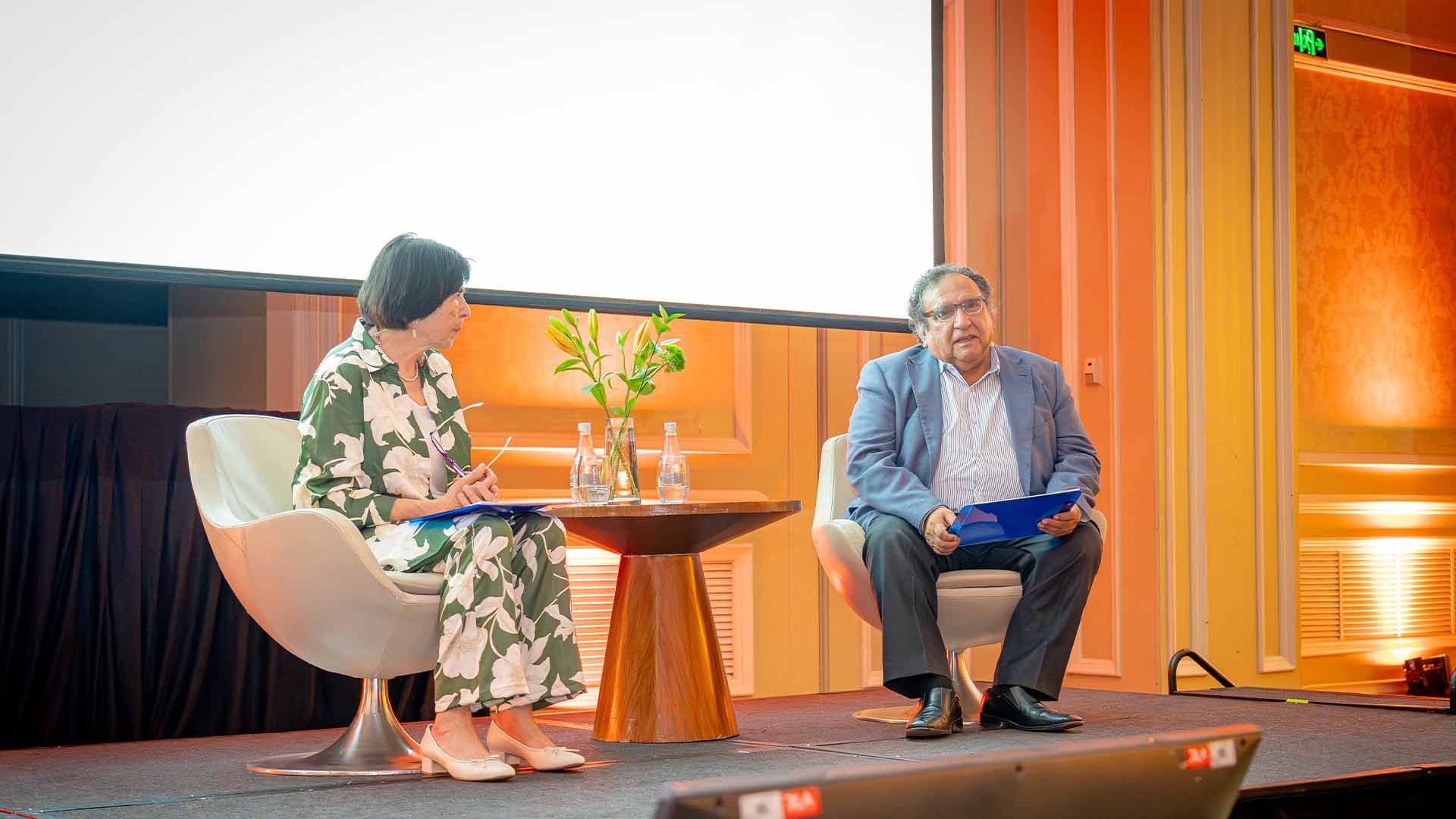 Evento de presentación del Grupo JRI, destacando la reestructuración y creación del holding empresarial.
